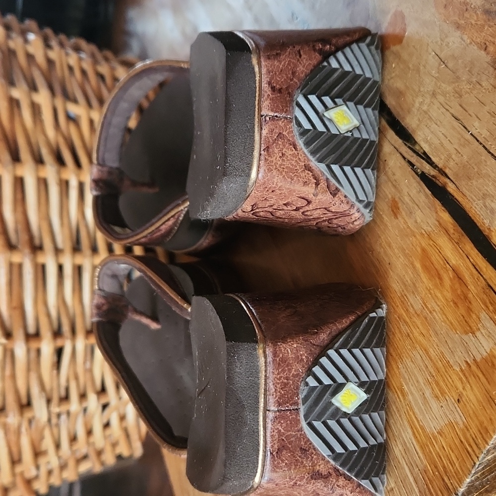 Volatile‎ Tooled Frappachino  Platform Heel Thong Sandal Brown sz 10 Chunky - Picture 3 of 13